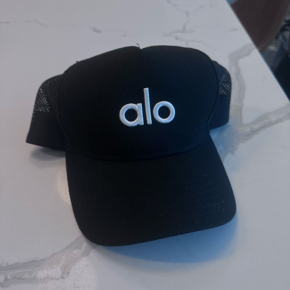Women’s alo trucker hat one size adjustable